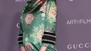 Model Victoria's Secret, Behati Prinsloo berpose di karpet merah LACMA Art + Film Gala yang digelar di Los Angeles, 4 November 2017. Wanita 28 tahun itu tampak memamerkan perutnya yang kian membuncit. (Photo by Willy Sanjuan/Invision/AP)