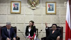 Ketua DPD RI Oesman Sapta Odang (kanan) berbincang dengan Ketua Senat Polandia Stanislaw Karczewski (kiri), Jakarta, Selasa (3/10). Kunjungan Stanislaw Karczewski dalam rangka membahas kemungkinan kerja sama di berbagai bidang. (Liputan6.com/Johan Tallo)