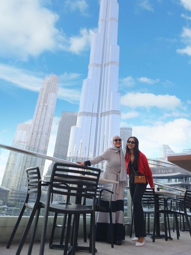 7 Potret Liburan Sarita Abdul Mukti dan Shania Salsabila di Dubai, Modis Banget