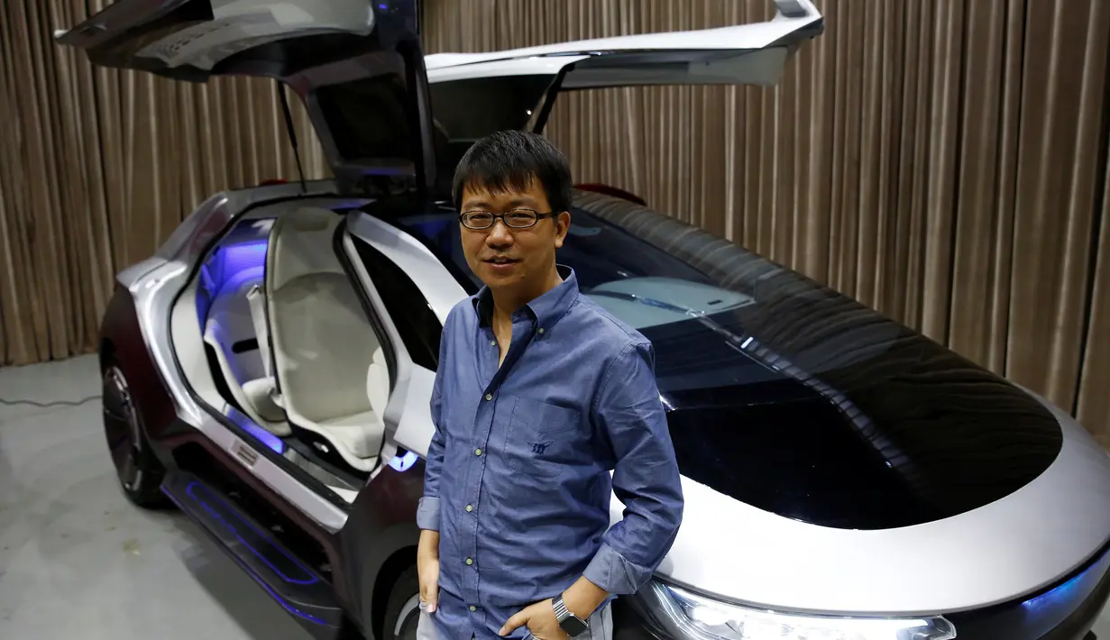 CEO Singulato Motors, Shen Haiyin berpose di dekat mobil konsep Tigercar P0 pada lokakarya di Beijing, Tiongkok, Senin (7/11). Tigercar P0 memiliki pintu yang unik dengan desain futuristik. (REUTERS / Thomas Peter)