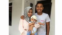 Gelandang Madura United, Asep Berlian, bersama istri dan buah hatinya. (Bola.com/Zaidan Nazarul)