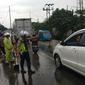 Jalan Bogor-Sukabumi terganggu akibat turap jalan longsor. (Liputan6.com/Achmad Sudarno)