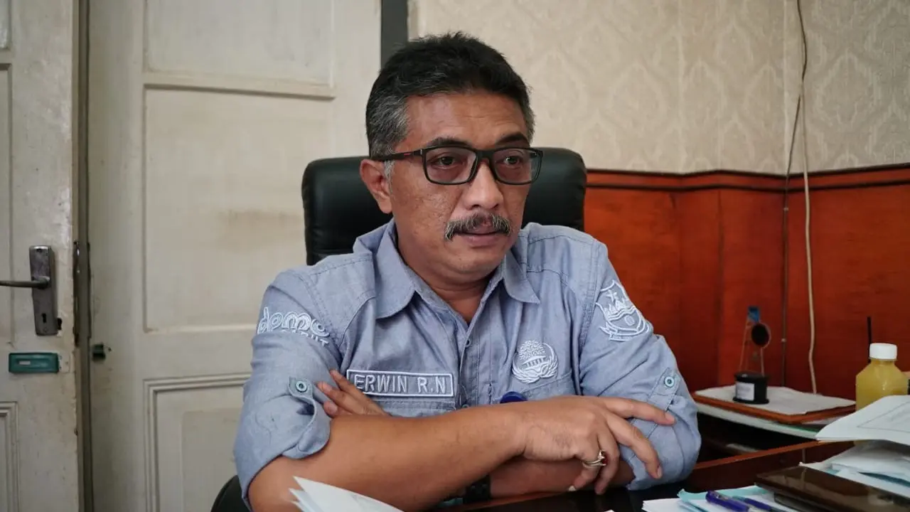 Sekretaris Dinas Pemberdayaan Masyarakat dan Desa (DPMD) Kabupaten Garut, Erwin Rianto Nugraha di ruang kerjanya. (Liputan6.com/Jayadi Supriadin)