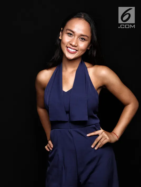 Runner Up Miss Earth Indonesia 2018 Aluna Rifani saat pemotretan di kantor KLY, Jakarta, Jumat (23/11). Aluna mempersiapkan dirinya dengan menurunkan berat badan, belajar mengatur jadwal, public speech dan enjoy the moment. (Liputan6.com/Herman Zakharia)