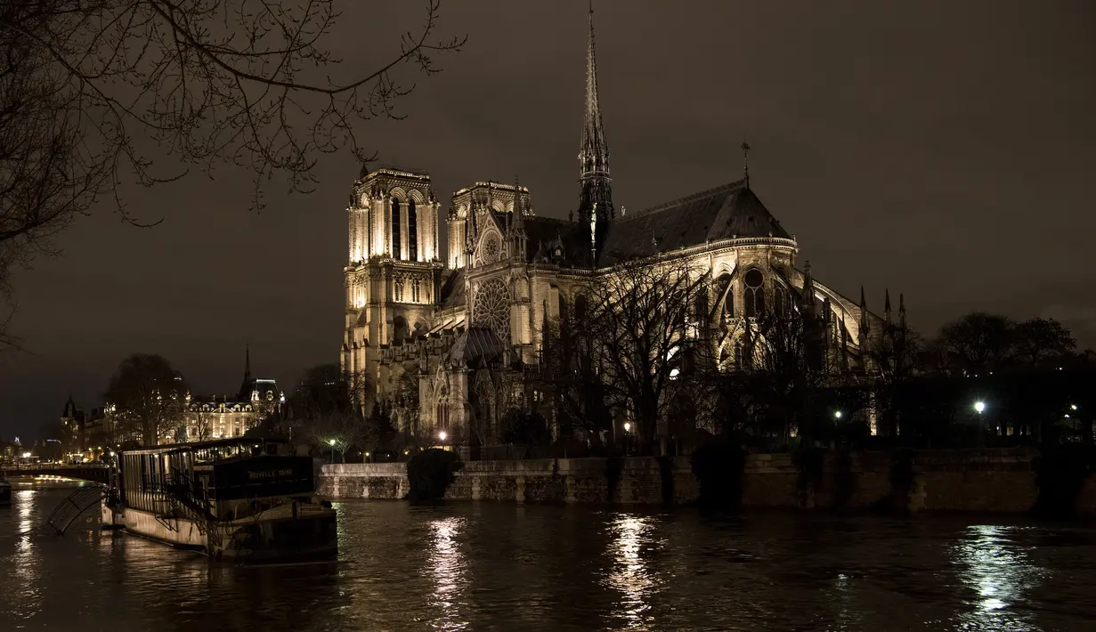 Gereja Katedral Notre Dame dikelilingi banjir akibat luapan sungai Seine di Paris, Senin (29/1). Tingkat air di Sungai Seine mencapai puncaknya, dengan sekitar empat meter di atas permukaan air normal untuk sepanjang tahun. (CHRISTOPHE ARCHAMBAULT/AFP)