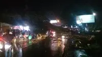 Pohon tumbang menyebabkan kemacetan di Puncak, Bogor. (Liputan6.com/ Achmad Sudarno)