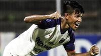 Kasim Botan sukses melewati pemain sedaerah asal NTT milik Persik, Ibrahim Sanjaya, untuk memberi hasil imbang untuk Persita. (Istimewa)