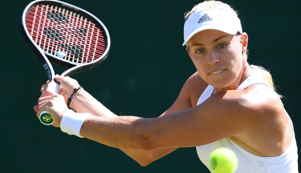 Petenis Jerman, Angelique Kerber melakukan servis ke arah petenis AS, Lauren Davis pada babak kedua Wimbledon di All England Lawn Tennis Club, Kamis (4/7/2019). Langkah juara bertahan Wimbledon, Angelique Kerber, terhenti setelah kalah dari petenis non-unggulan  2-6, 6-2, 6-1. (Ben STANSALL/AFP)