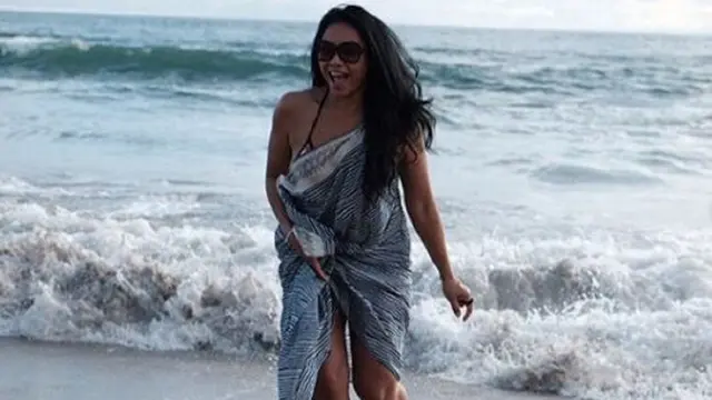 Anggun C Sasmi di Pantai Bali