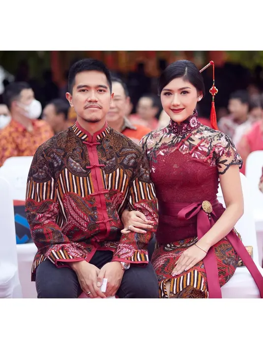 Erina Gudono dan Kaesang Pangarep padukan batik dengan sentuhan budaya peranakan. Erina terlihat cantik dalam cheongsam batik sedangkan Kaesang kenakan changsan dengan motif batik serupa [@erinagudono]