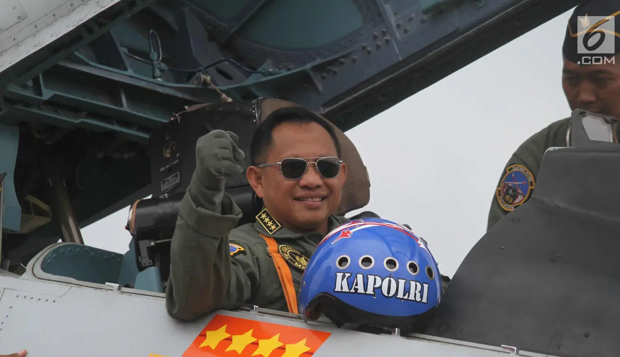 Kapolri Jenderal Tito Karnavian mengepalkan tangan di atas pesawat Sukhoi sebelum lepas landas di landasan pacu Lanud Halim Perdanakusuma, Jakarta, Rabu (20/12). (Liputan6.com/Pool/Agus)