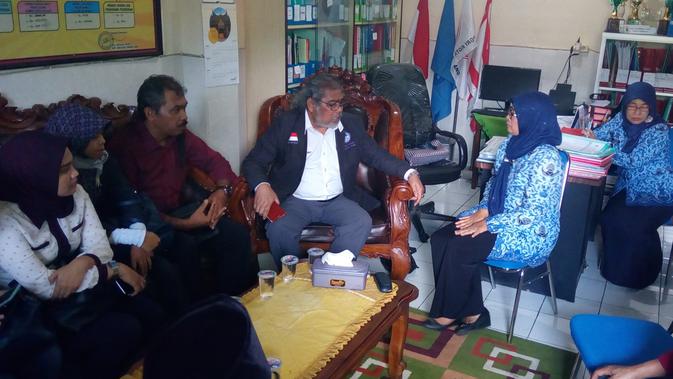 Komnas Perlindungan Anak mengunjungi sekolah tempat kejadiaan dugaan kasus guru cabul di Kota Malang (Liputan6.com/Zainul Arifin)