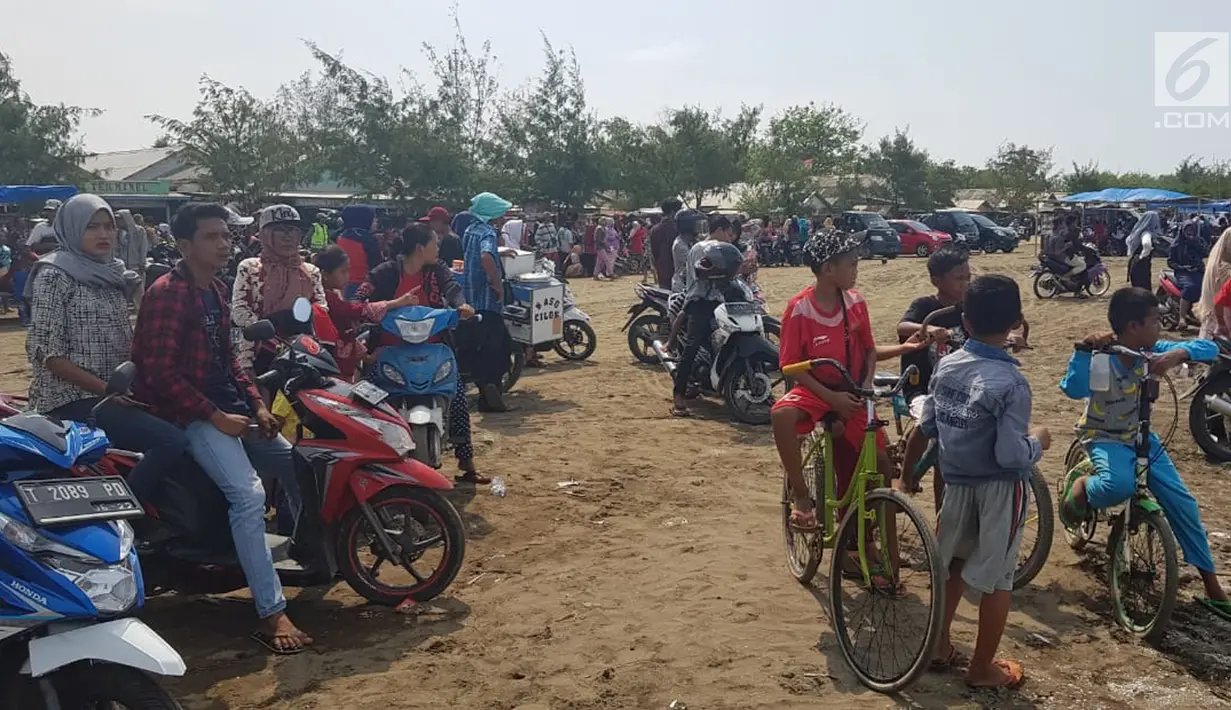 Warga berkerumun menantikan evakuasi pesawat Lion Air JT 610 di Pantai Pakis Jaya, Karawang, Jawa Barat, Senin (29/10). Pesawat yang jatuh di perairan Karawang teregistrasi dengan PK-LQP dan berjenis Boeing 737 MAX 8. (Liputan6.com/Herman Zakharia)