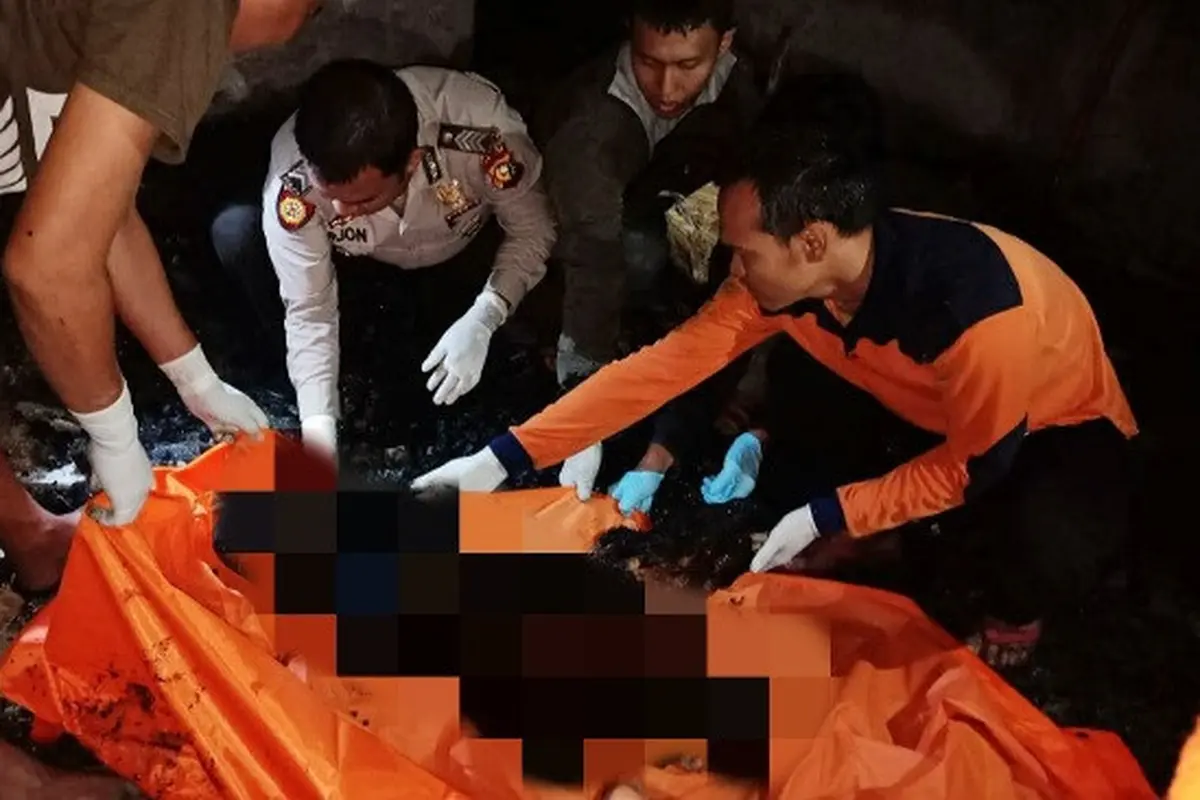 Petugas mengevakuasi korban kebakaran di Rokan Hulu yang hangus karena tidak bisa menyelamatkan diri.