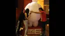 Armand Maulana dan Dewi Gita memeluk tubuh Baymax yang empuk dan lucu, Plaza Senayan XXI, Kamis (6/11/2014) (Liputan6.com/Gilar Ramdhani)