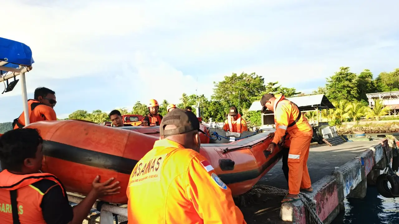 Tim SAR gabungan Yapen saat bersiap melakukan pencarian 17 orang penumpang kecelakaan speedboat di Yapen (Humas Polda Papua)