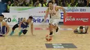 Pemain Pelita Jaya, Ponsianus Indrawan (2kanan) berebut bola dengan tiga pemain Satria Muda pada Final IBL 2018 di GOR Sumantri Brojonegoro, Jakarta, Minggu (22/4/2018). Satria Muda menang atas Pelita Jaya dengan skor 69-64. (Bola.com/Nick Hanoatubun)