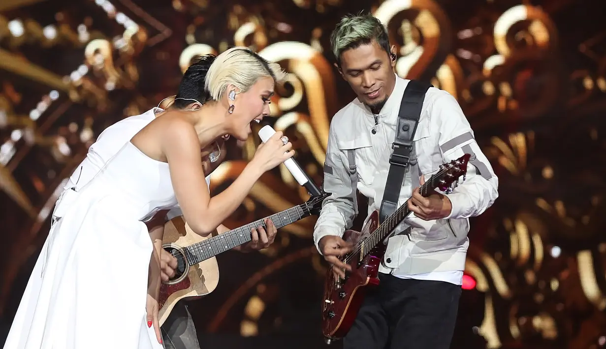 Sorak ramai penonton semakin terdengar ketika Uki, gitaris NOAH, beralih memainkan drum elektronik dan meninggalkan gitarnya. Bukan penampilan yang biasa terjadi nampaknya untuk hal ini. (Bambang E.Ros/Bintang.com)