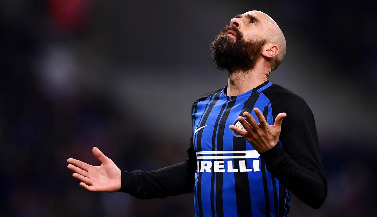 Gelandang Inter Milan, Borja Valero, tampak kecewa usai gagal mengalahkan Lazio pada laga Serie A, Italia di Stadion Giuseppe Meazza, Milan, Sabtu (30/12/2017). Inter Milan ditahan imbang 0-0 oleh Lazio. (AFP/Marco Bertorello)