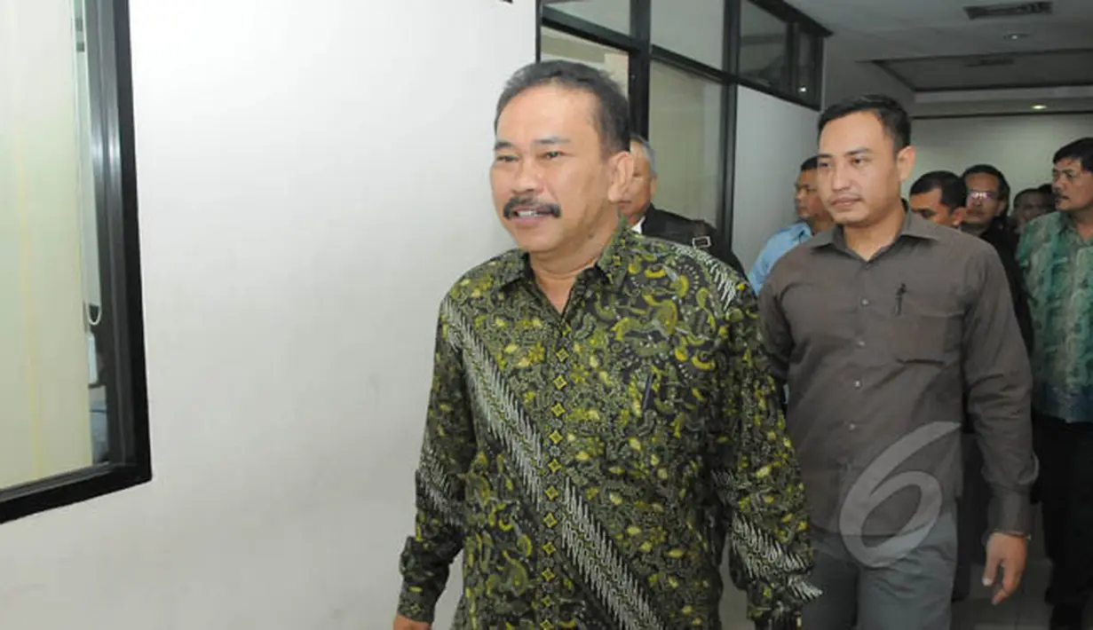 Tersangka kasus dugaan suap Hakim MK terkait Pilkada Kabupaten Tapanuli Tengah tahun 2011, Raja Bonaran Situmeang seusai menjalani sidang perdana di Pengadilan Tipikor, Jakarta, Kamis (23/2/2015). (Liputan6.com/Herman Zakharia)