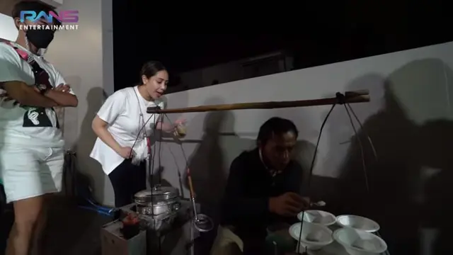 7 Momen Nagita Ngidam Jajanan, Raffi Sampai Panggil Pedangang se-Bandung