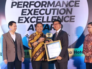 Direktur Utama PT Surya Citra Media Sutanto Hartono (ketiga kiri) saat menerima penghargaan The Best in Multimedia Industry pada ajang The 7th Annual SPEx2 Award 2018 di Jakarta, Senin (26/11). (Liputan6.com/Helmi Fithriansyah)