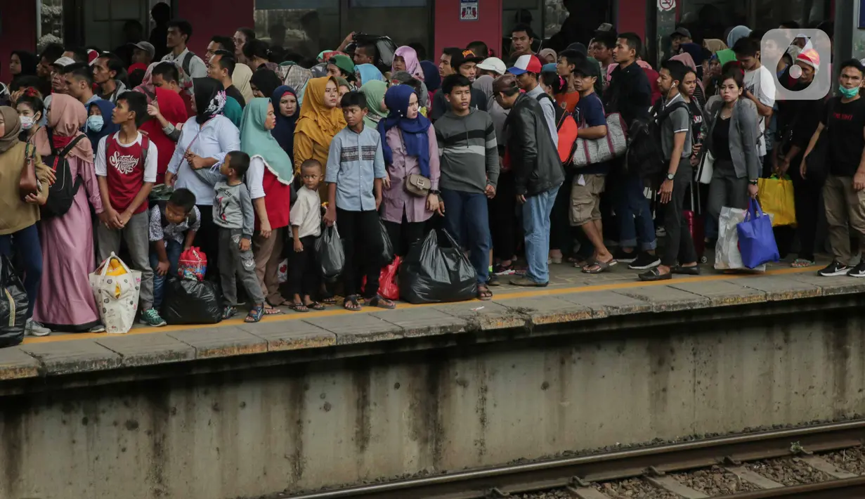 Calon penumpang menunggu keberangkatan KRL Commuter Line Bogor-Jakarta di Stasiun Tanah Abang, Jakarta, Minggu (29/12/2019). PT KCI menambah 28 perjalanan KRL tambahan khusus perayaan pergantian tahun. (Liputan6.com/Faizal Fanani)