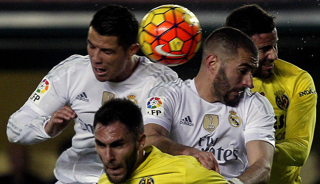 Cristiano Ronaldo dan Karim Benzema duel udara dengan pemain Villarreal pada laga La Liga Spanyol di Stadion El Madrigal, Spanyol, Minggu (13/12/2015). Madrid takluk 0-1. (AFP/Jose Jordan)