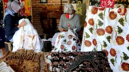 Warga menyelesaikan pembuatan batik tulis di Batik Bumiku di Kampung Batik Cibuluh, Kota Bogor, Senin (21/09/2020). Menyiasati dampak ekonomi akibat pandemi COVID-19, mereka membuat masker batik buatan tangan. (merdeka.com/Arie Basuki)