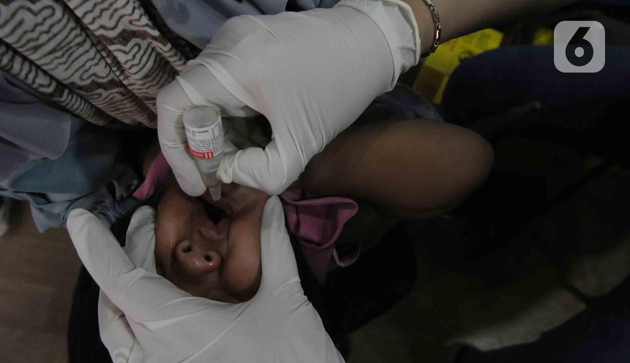 Dokter meneteskan cairan vaksin Rotavirus (RV) untuk bayi di RPTRA Garuda Jakarta Timur, Selasa (15/8/2023). (merdeka.com/Imam Buhori)