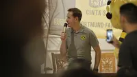 Legenda Borussia Dortmund, Jorg Heinrich, berbagi cerita dengan fans di Jakarta, akhir pekan lalu.  (Bola.com / Husni Mubarok)