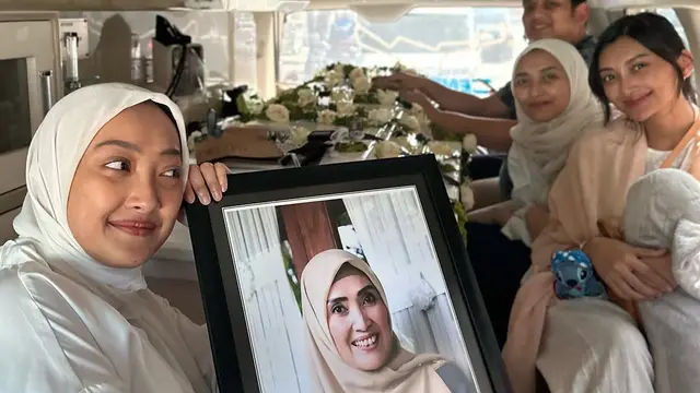Momen Adinda Cresheilla Tegar Jalani Proses Pemakaman. (instagram/dindacresheilla)