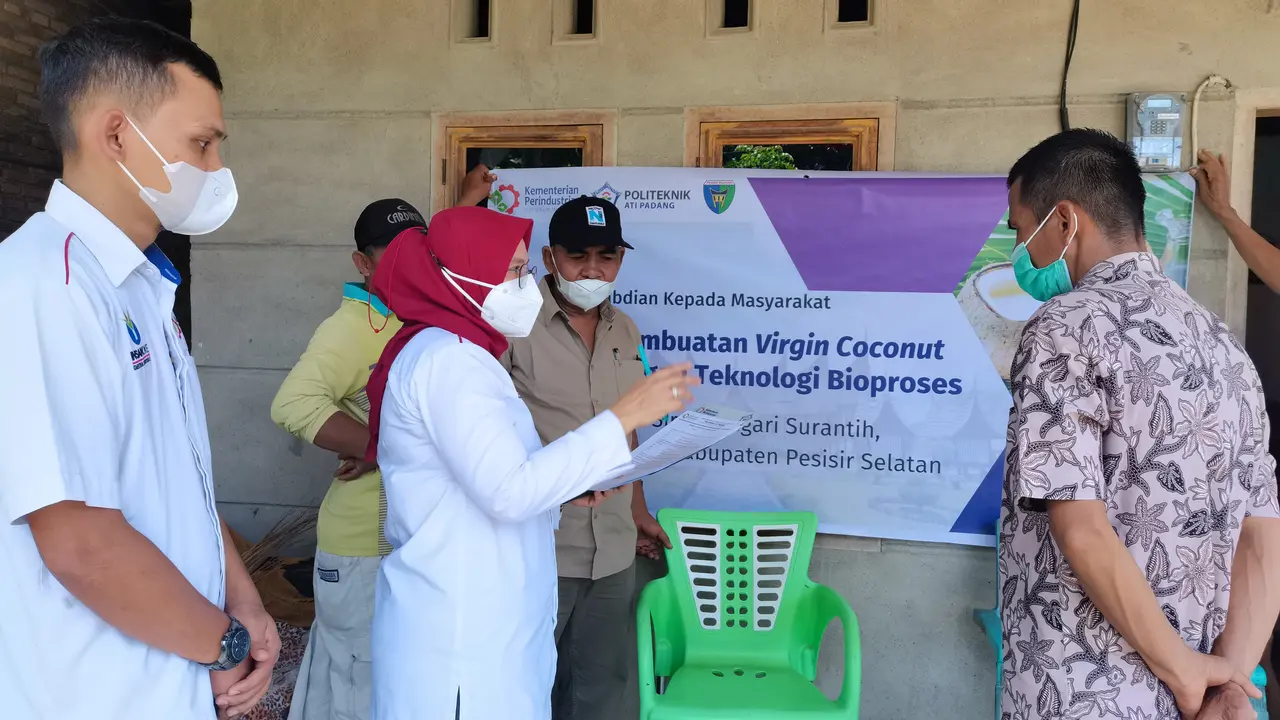 Politeknik ATI Padang beri pelatihan pembuatan VCO di Pesisir Selatan. 9Liputan6.com/ Novia Harlina)