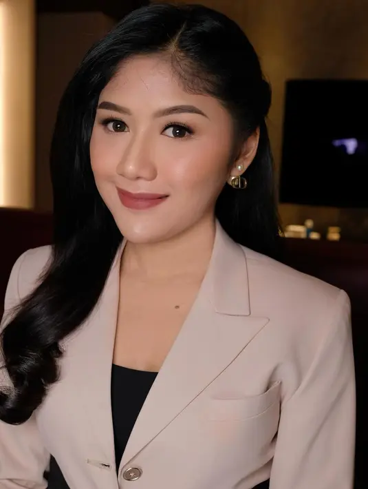 Istri Kaesang Pangarep itu tampil dengan padu pada blazer berwarna krem di atas tanktop hitam yang mengekspos baby bump-nya. [@fidelhertamakeup/@erinagudono]