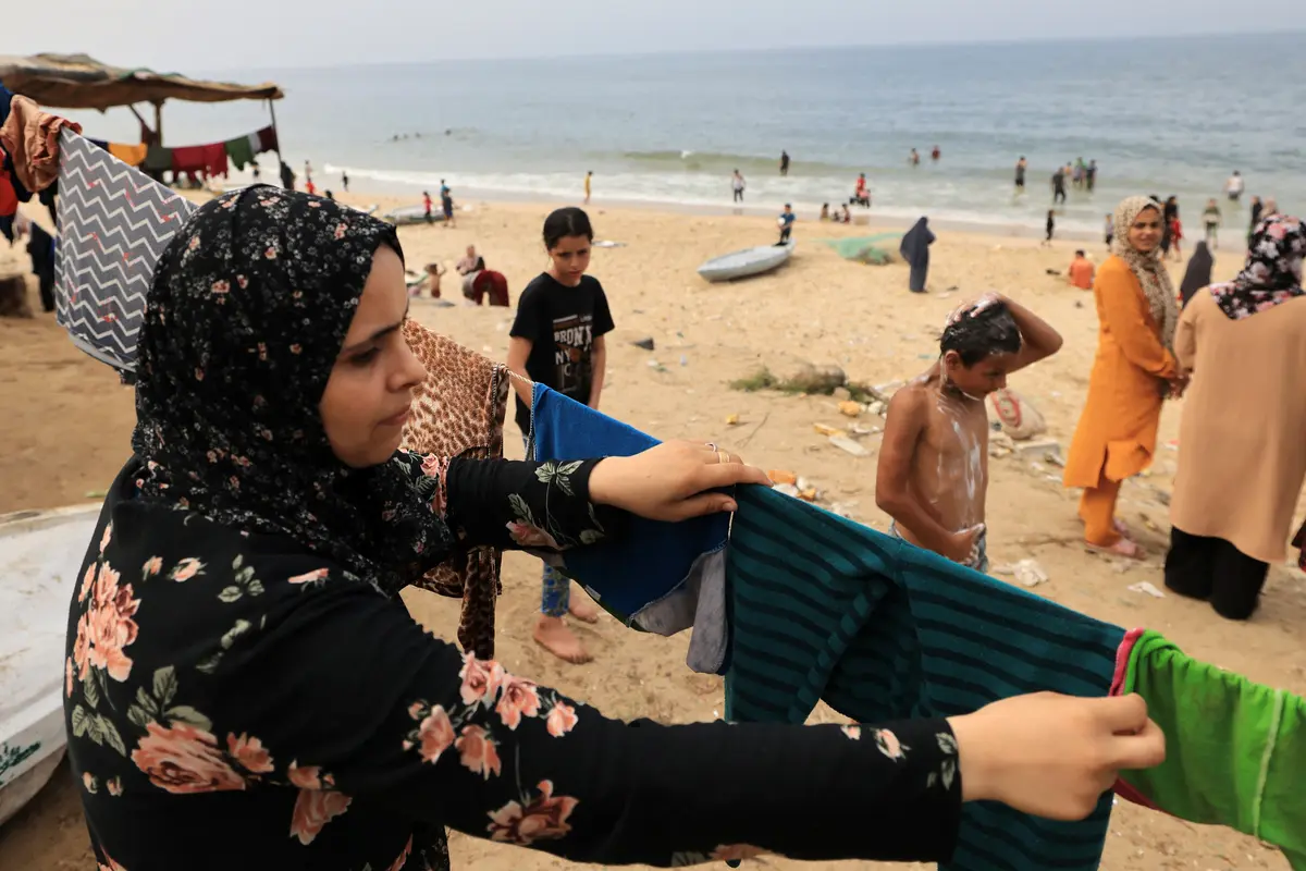 Warga Palestina di Jalur Gaza Cuci Pakaian Pakai Air Laut