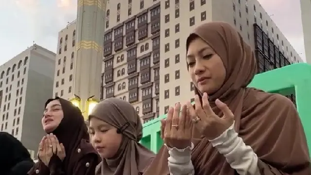 Momen Ririn Ekawati dan Rini Yulianti Bagi-Bagi Takjil (credit: instagram/riniyulianti)