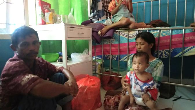 Budi bersama ayah, ibu dan kakaknya ketika menjalani perawatan di RSUD Kota Kendari (Ahmad Akbar Fua/Liputan6.com)