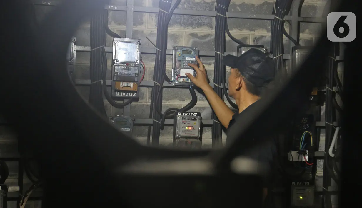 Petugas memeriksa meteran listrik di Rumah Susun Benhil, Jakarta, Kamis (28/11/2019). Pemerintah akan melakukan penyesuaian tarif listrik untuk golongan Rumah Tangga Mampu (RTM) 900 VA pada 1 Januari 2020, kenaikan tarif listrik tersebut diperkirakan mencapai Rp29.000. (Liputan6.com/Herman Zakharia)