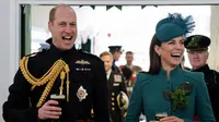 Pangeran William dan Kate Middleton menikmati minuman Guinness bersama anggota Batalyon 1 Pengawal Irlandia, setelah Parade Hari St Patrick di Barak Mons di Aldershot, barat daya London, pada bulan Maret 17 Agustus 2023. (Dok: Chris Jackson / KOLAM RENANG / AF)