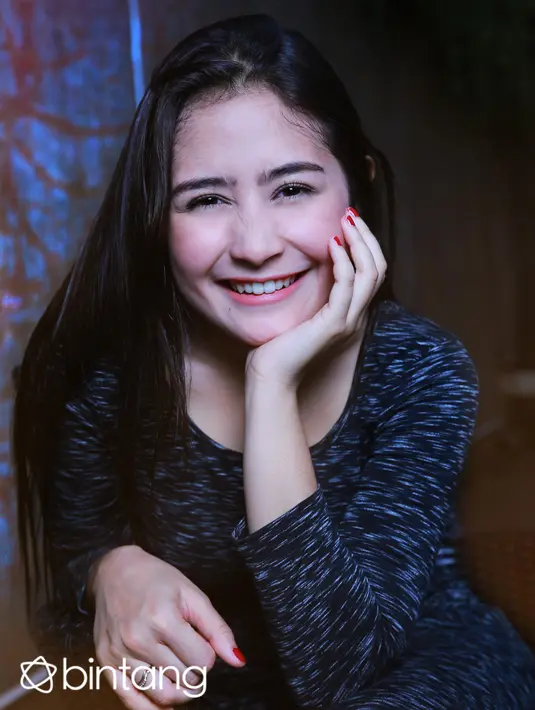 Menekuni banyak bidang, Prilly Latuconsina selalu mengasah kemampuannya. Saat ini ia belajar akting demi mengasah kemampuan aktingnya untuk bermain film.  Di bidang menyanyi, Prilly juga melakukan  latihan vokal. (Galih W. Satria/Bintang.com)