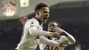 Gelandang Tottenham, Dele Alli, merayakan gol yang dicetaknya ke gawang Chelsea pada laga Liga Inggris di Stadion White Hart Lane, Inggris, Rabu (4/1/2017). Tottenham menang 2-0 atas Chelsea. (EPA/Hannah McKay)