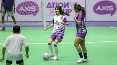 Vonzy Felicia (tengah) dan Safira Ika (kanan) saat bertanding dalam fun match AXIS Nation Cup 2023 yang berlangsung di Istora Senayan, Jakarta, Minggu (15/10/2023). (Bola.com/Bagaskara Lazuardi)
