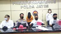 Ditreskrimum Polda Jatim tangkap seorang muncikari berinisial JR (41) di Sidoarjo, Jawa Timur. (Foto: Dok Istimewa)