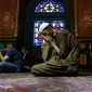 Muslim Kashmir sedang berdoa selama bulan ramadan di sebuah tempat suci di Srinagar, Kashmir yang dikuasai India, 7 Mei 2019. Saat ini umat Islam di seluruh dunia sedang menjalankan ibadah di bulan Ramadan dengan menahan lapar, haus, dan hawa nafsu mulai fajar hingga senja. (AP/Mukhtar Khan)