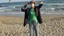 Tak hanya untuk bekerja, bahkan ia juga mengenakan blazer saat di pantai. [Foto: IG/rohyoonseo].