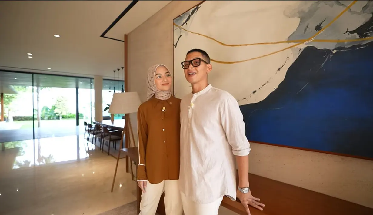 Melalui kanal Youtubenya, pasangan ini memperlihatkan beberapa sudut rumah barunya.  Tidak  hanya luas dan asri, tapi juga nyaman. Citra mengaku sangat pingin memiliki rumah seperti vila yang ada di Bali. [Youtube/CikyCitraRezky]