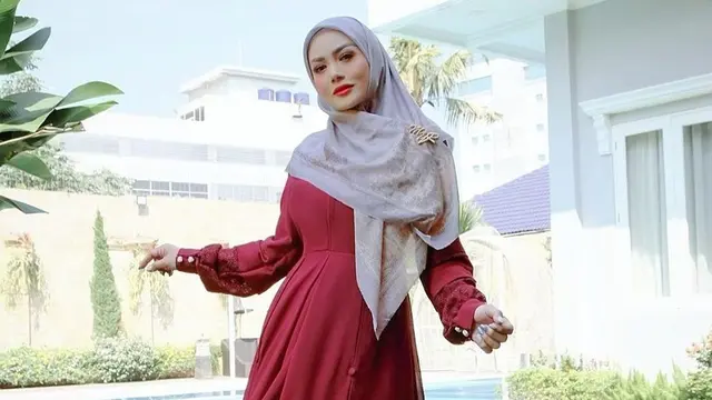 FOTO: Gaya Krisdayanti saat Pakai Hijab, Menawan