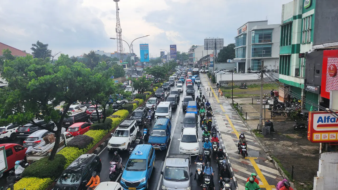 Sejumlah kendaraan terjebak kemacetan di Jalan Raya Margonda, Depok (Liputan6.com/Dicky Agung Prihanto)
