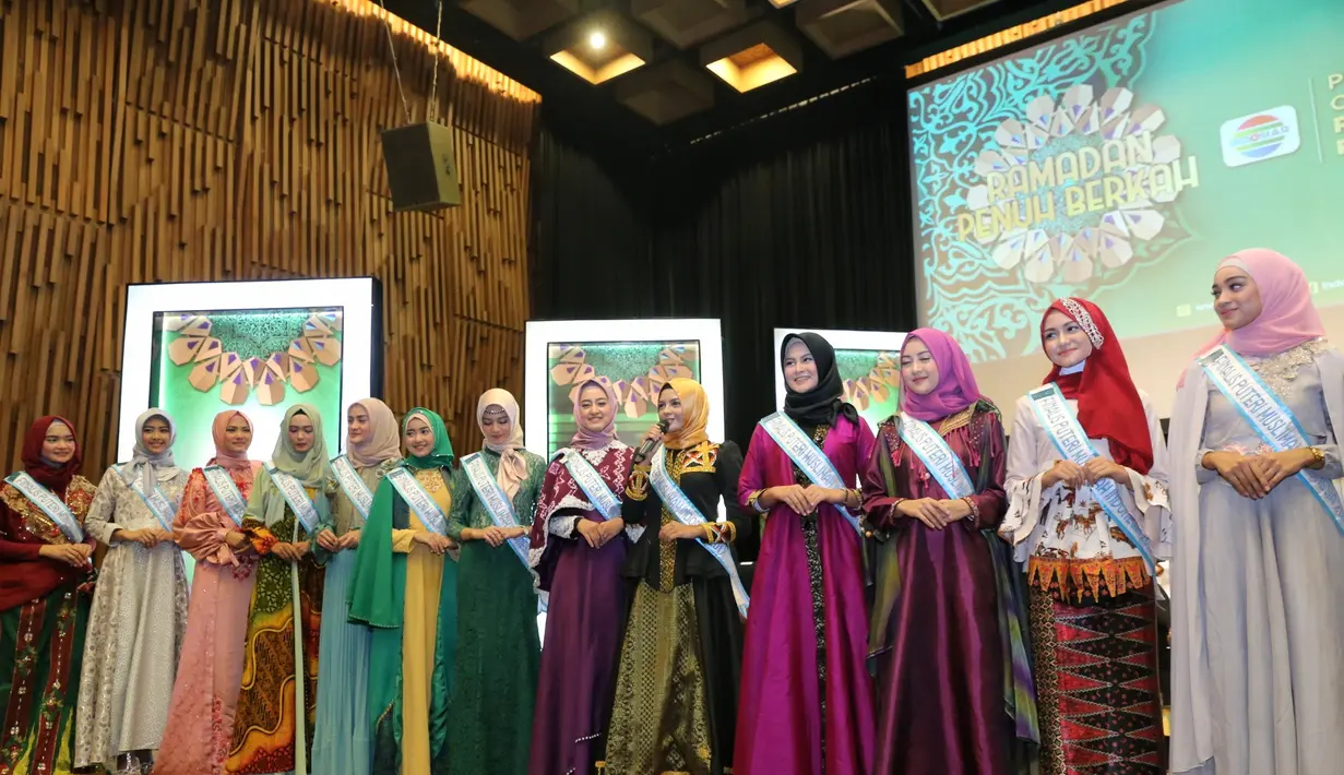 "Kalau kualifikasi peserta selalu tinggi karena kita nggak cari yang sekedar cantik, tapi kepribadiannya juga dinilai dari akhlaknya,” tutur Yenny Wahid. (Adrian Putra/Bintang.com)