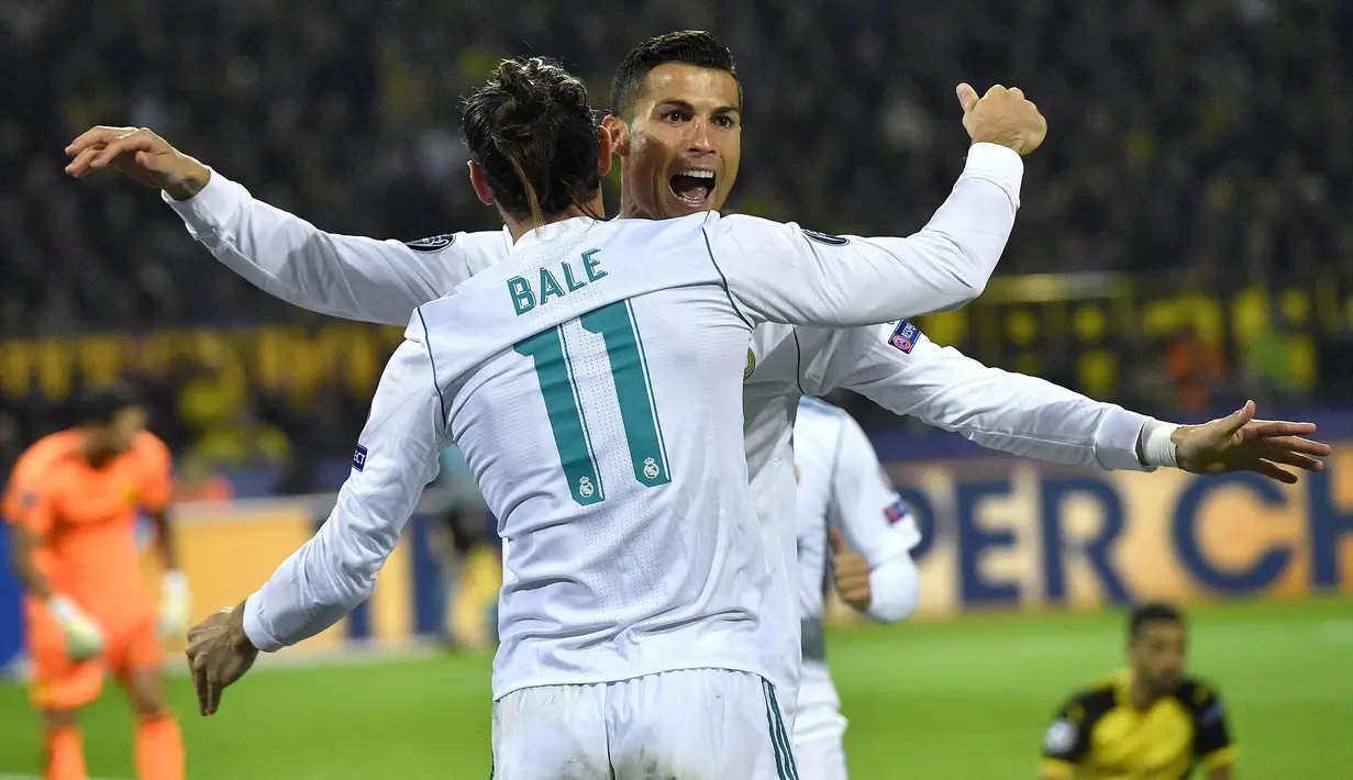 Bintang Real Madrid, Cristiano Ronaldo, merayakan gol yang dicetaknya ke gawang Dortmund pada laga Liga Champions di Stadion Signal Iduna Park, Dortmund, Selasa (26/9/2017). Dortmund kalah 1-3 dari Madrid. (AP/Martin Meissner
